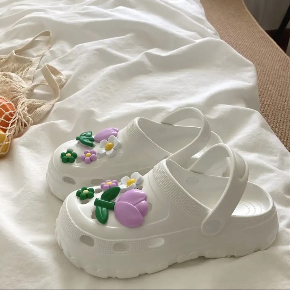 NWOT No Brand Flower Décored Platform Clogs in White sz 7